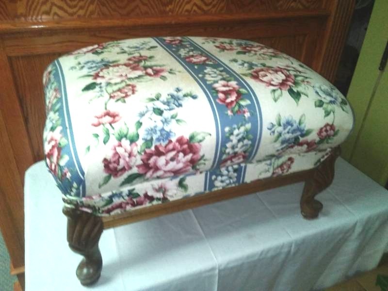 lot 426 image: Vintage large ottoman.