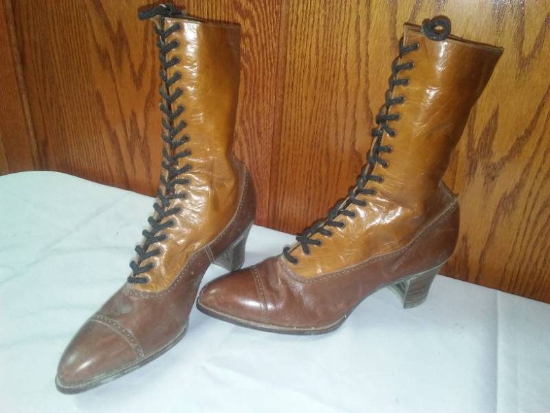 lot 453 image: Vintage look Womens lace up boots.