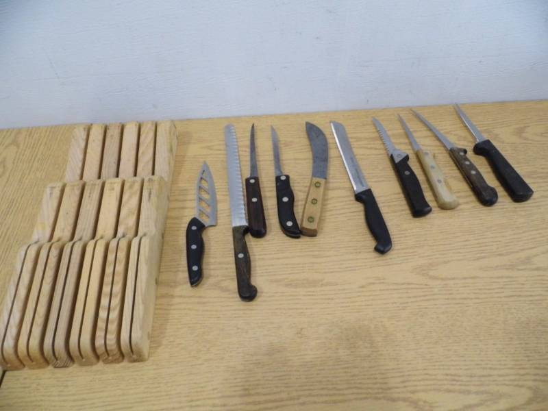 lot 4 image: Knives - Block