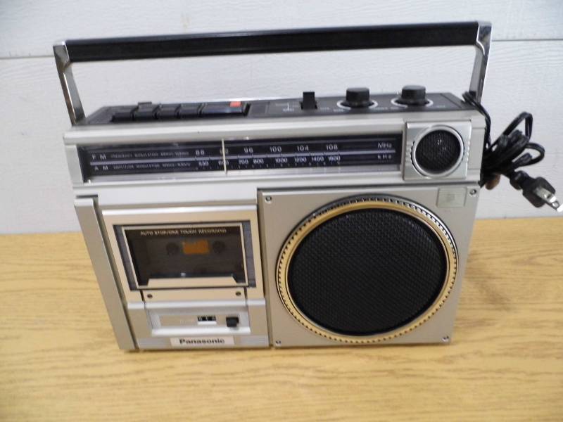 lot 6 image: Panasonic Radio