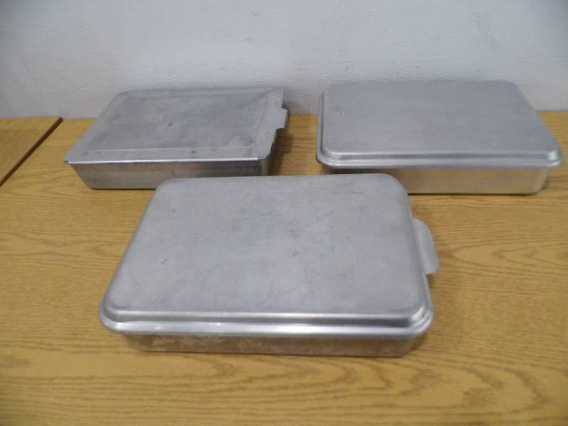 lot 10 image: Lot of 3 Covered Baking Panks