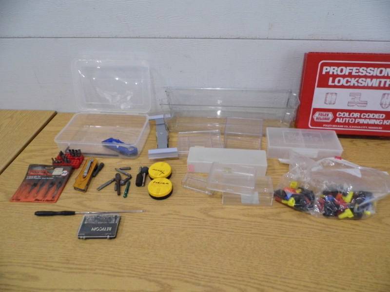lot 28 image: Drill and Router Bits - Containers
