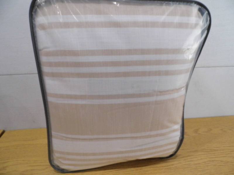 lot 93 image: New Threshold Comforter