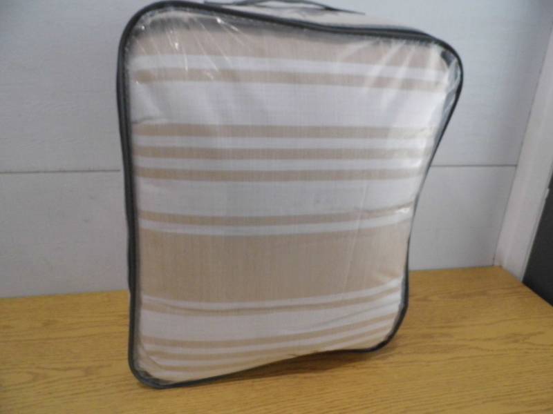 lot 94 image: New Threshold Comforter
