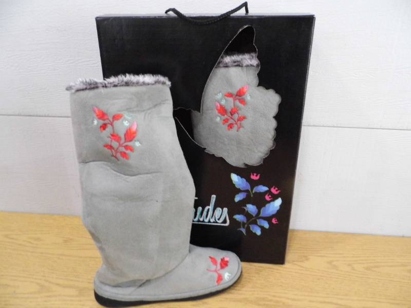 lot 97 image: Ciccia Bella Boots  Slippers