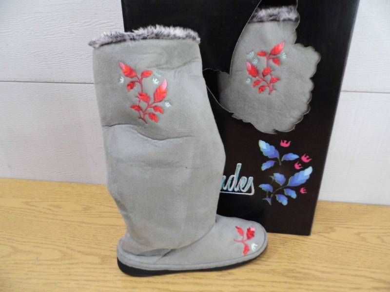 lot 98 image: Ciccia Bella Boots  Slippers