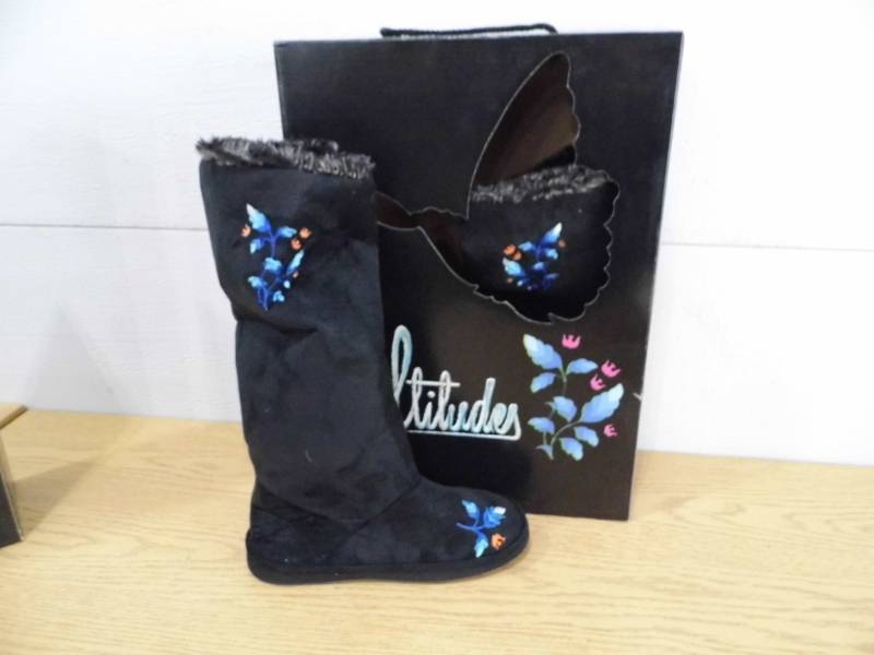 lot 100 image: Ciccia Bella Boots  Slippers