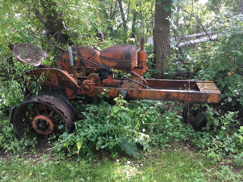 lot 3 image: Allis Chambers Tractor
