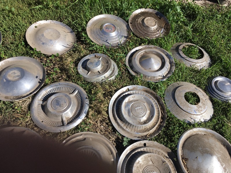 lot 22 image: Hub Caps