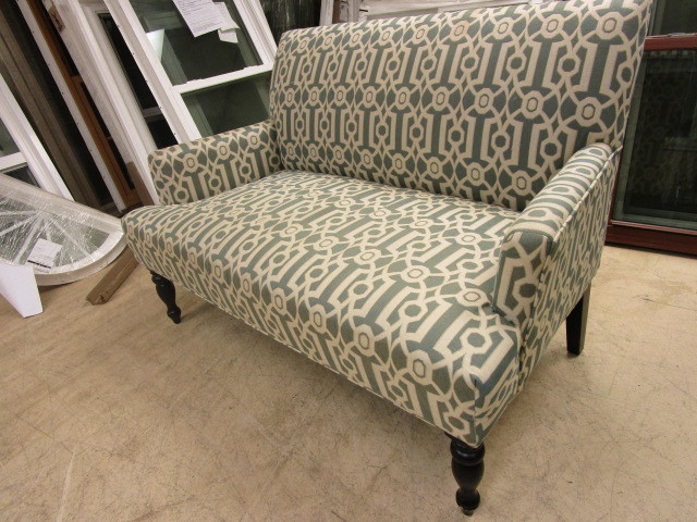 lot 224 image: SETEE WITH CONTEMPORARY UPHOLSTERY