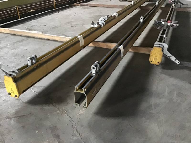 lot 7 image: 60 3-piece Bridge Crane - 500 lb capacity with Rollers