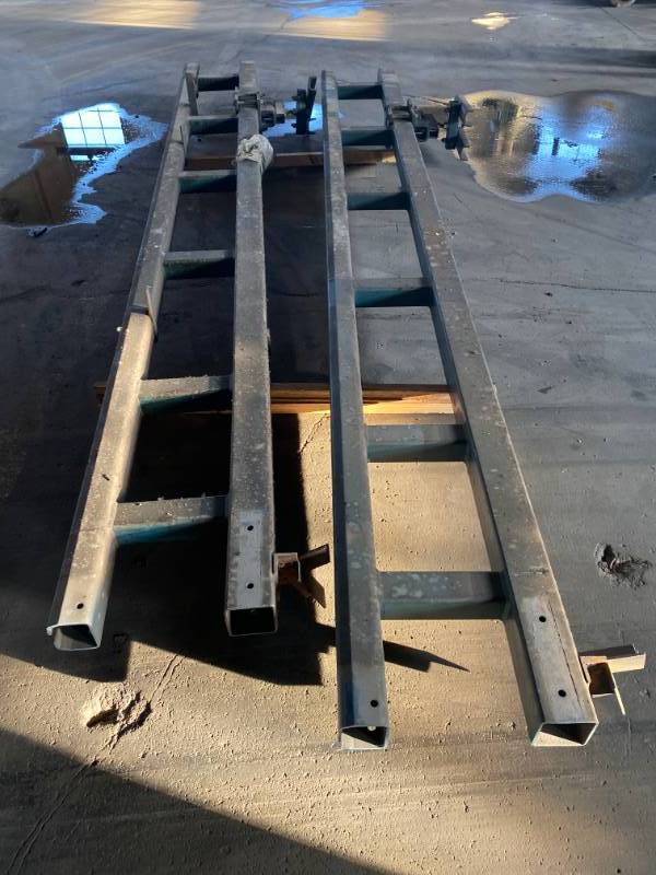 lot 14 image: Lot of 2 160 Crane sections