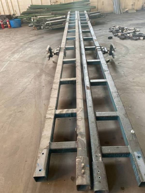 lot 13 image: Lot of 2 - 26.5 Crane Sections