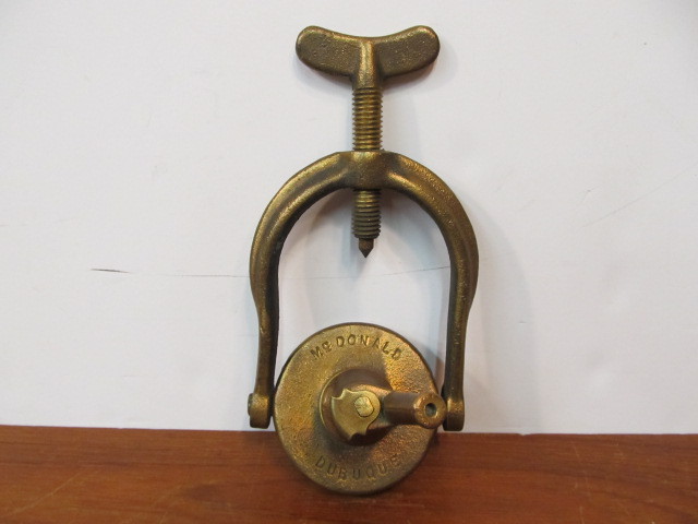 lot 54 image: Old Vintage Cast Brass Little Wonder Rain King Hose Nozzle
