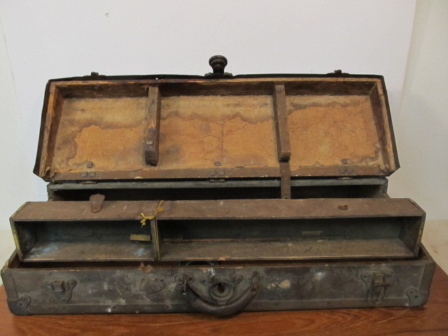 lot 59 image: Antique Carpenters Portable Tool Chest