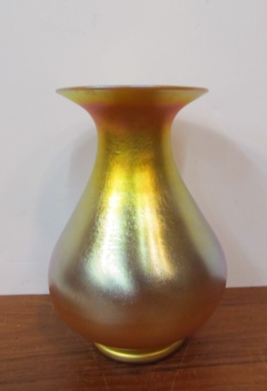 lot 68 image: Vintage Iridescent Art Glass Vase