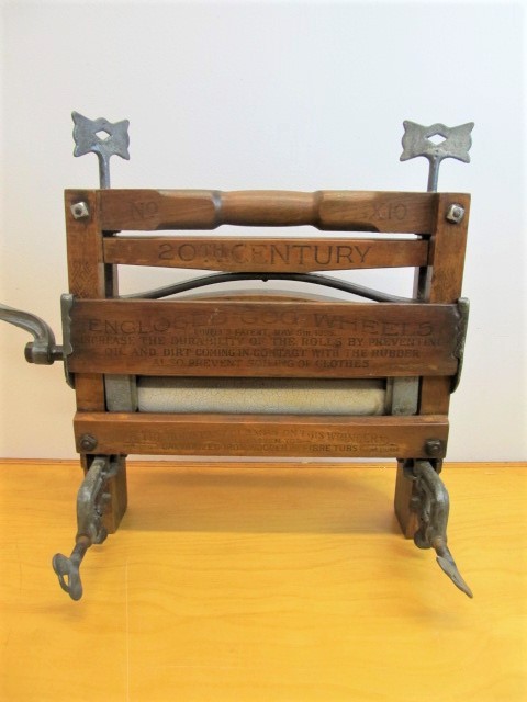 lot 16 image: Nice Antique Wringer Washer