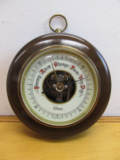lot 20 image: Vintage West German Barometer