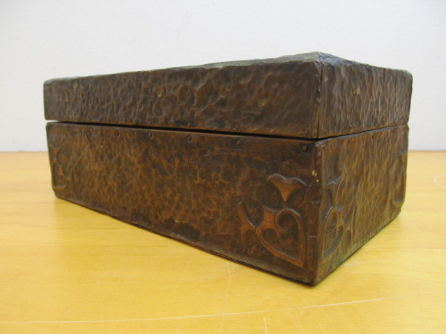 lot 29 image: Antique Arts & Crafts Era Hammered Copper Lined Box