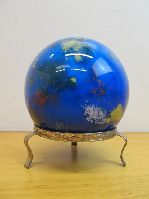 lot 32 image: Vintage Art Glass World Globe Paperweight wStand