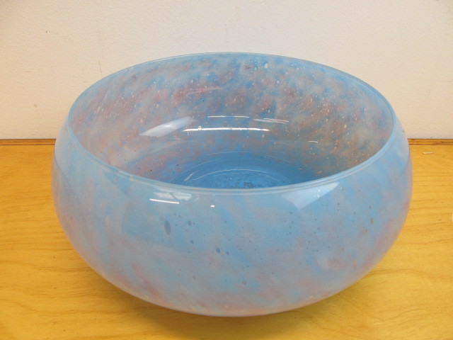 lot 33 image: Large Hand Blown Art Glass Centerpiece Bowl
