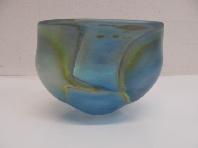 lot 34 image: Nice Hand Made Signed ROBERT COLEMAN Iridescent Art Glass Small Bowl