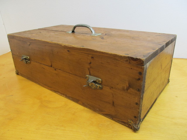 lot 155 image: Vintage Wooden Padded Tool Chest wHandle
