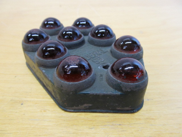 lot 186 image: Vintage FEDERAL 95 Cats Eye Red Glass Tail Light Reflector