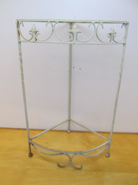 lot 181 image: Vintage Metal Corner Plant Stand Table