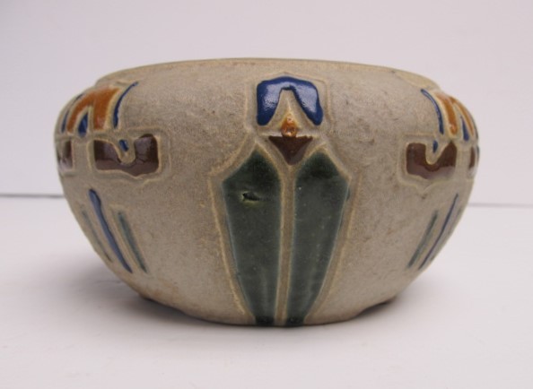 lot 189 image: 1920s ROSEVILLE Mostique Art Pottery Bowl
