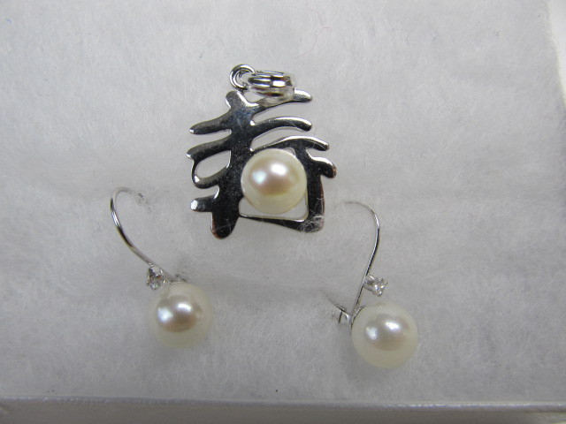 lot 113 image: Sterling Silver Japanese Calligraphy Pendant wPearls & Matching Earrings