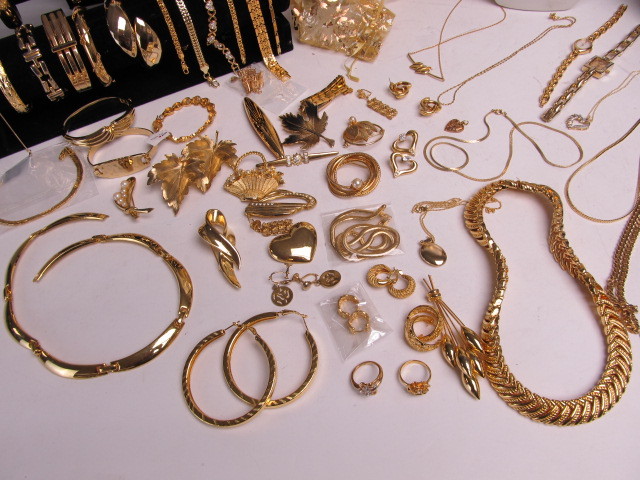 lot 106 image: HUGE Estate Lot Mint Condition Gold Tone Jewelry