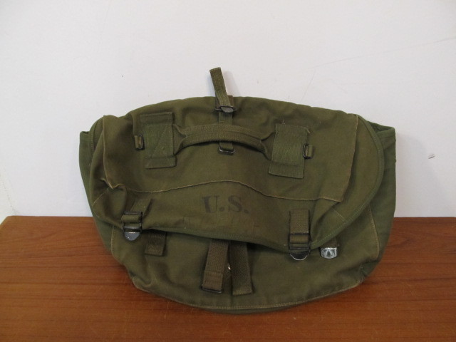 lot 82 image: Vintage US ARMY Canvas Satchel