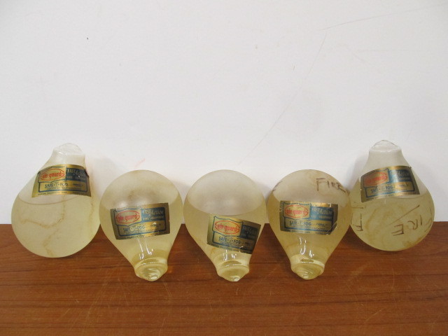 lot 96 image: 5 Vintage Sentinel Safe-Guard Fire Grenades