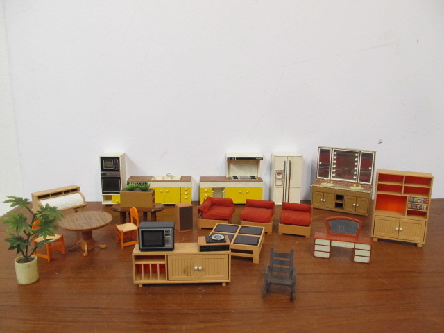lot 97 image: Lot of Vintage Mid Century 1960s Doll Furniture