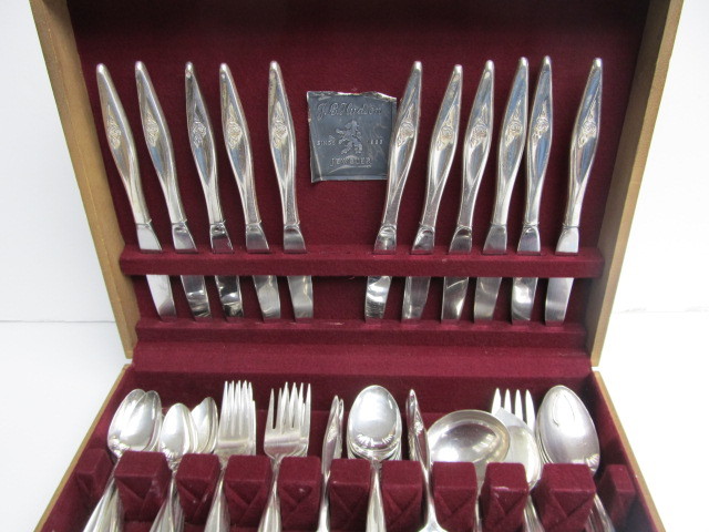 lot 217 image: Large Set of Vintage REED & BARTON Flatware wCase