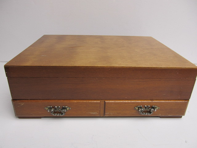 lot 218 image: Set of Vintage Rogers Flatware wCase