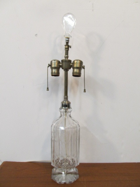 lot 206 image: Beautiful Old Vintage Etched Crystal Dual-Light Table Lamp 