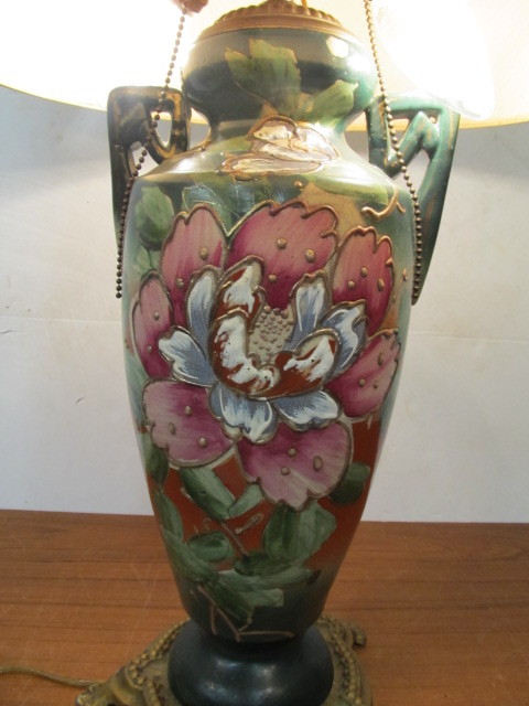 lot 122 image: Vintage Antique Hand Painted Floral Art Ceramic Pottery Lamp