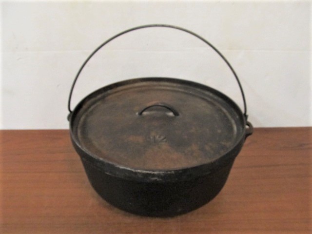 lot 187 image: Vintage Large Cast Iron 3 Leg No. 12 Dutch Oven with Lid Cook Pot USA