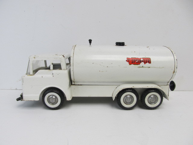 lot 207 image: Vintage NYLINT Pressed Steel Street Sprinkler Truck