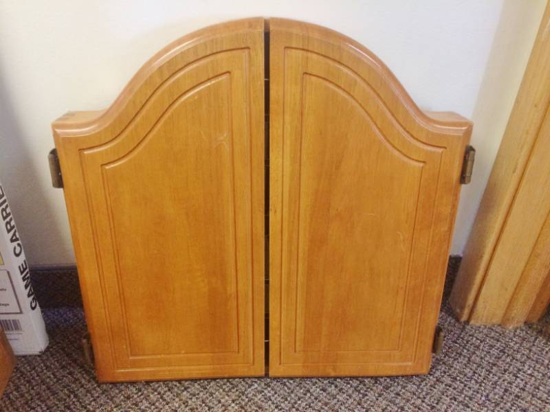 lot 65 image: Oak Dartboard Wood Cabinet Set