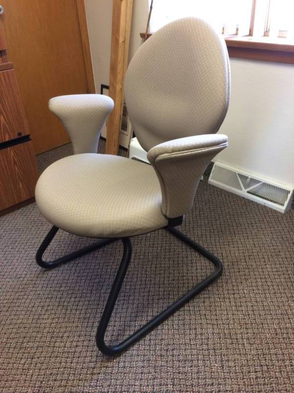 lot 16 image: Retro Fun & Comfortable United Chair Company Guest Side Chair - Great Condition & Heavy Duty 