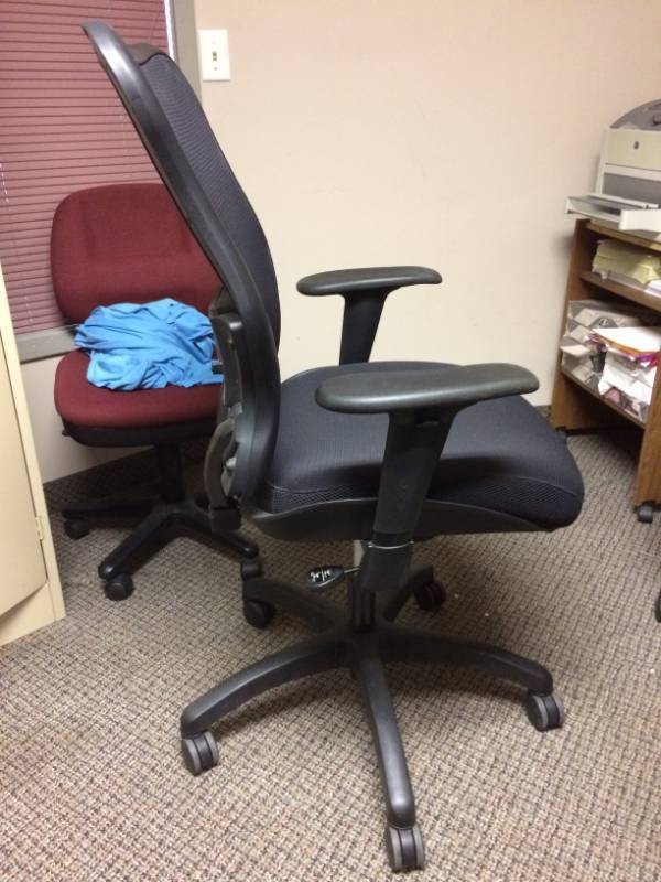 lot 19 image: High Quality Mesh Back Executive Office Ergonomic Task Chair - Great Condition