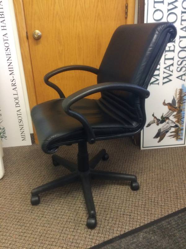 lot 1 image: High Quality Ergonomic&nbspBlack Roll Mid Back Swivel Conference Room Arm Chair - Excellent Condition 