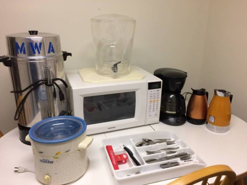 lot 108 image: Lot Of Kitchen Items - Microwave & More  All In Nice Working Condition