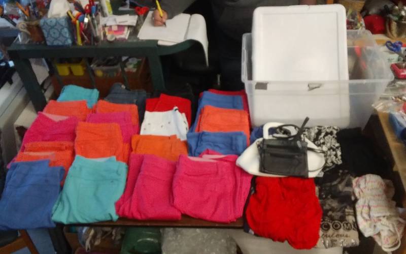 lot 23 image: Tote Bin With Lid Full of Juniors & Misses Clothing