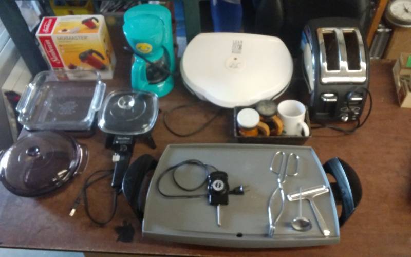lot 36 image: Lot Of Kitchen Items, Small Appliances