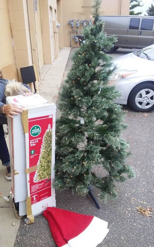 lot 40 image: 6 Ft Prelit Christmas Tree & New 4 ft Tree Skirt