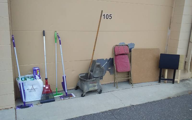 lot 49 image: Swiffers & Refills, Dirt Devel Broom Vac, Mop & Bucket, Card Table & 1-Chair, 2-TV Trays